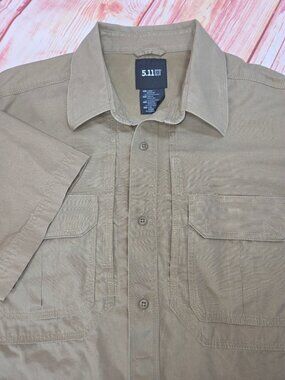 5.11 Mens Khaki Short Sleeve Tactical Shirt Large Two Chest Pockets